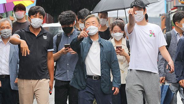 1일 서울 이태원 음식문화 거리 소상공인을 찾은 최재형 감사원장. 연합뉴스