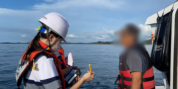 해경이 주취운항 여부 확인을 위해 음주측정기 불대를 교체하고 있다./ⓒ태안해양경찰서