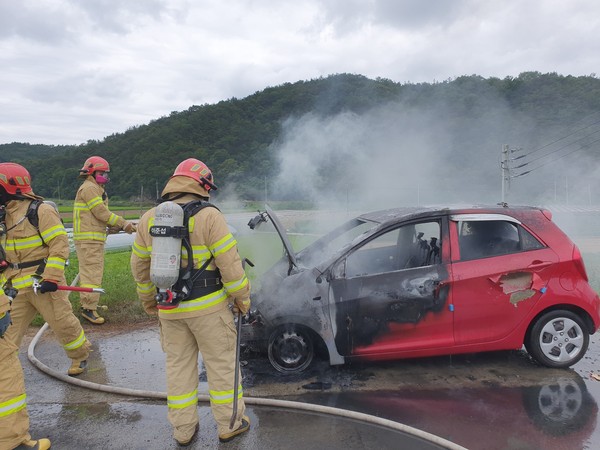 3일 낮 12시 31분쯤 충남 금산군 부리면 평촌리 부근 도로변에 주차된 모닝 승용차에서 불이 나 신고를 받고 출동한 소방관들이 진화작업을 벌이고 있다./ⓒ금산소방서