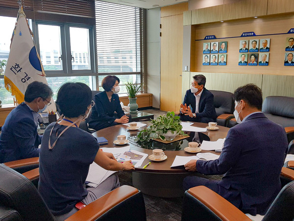 3일 김순호 구례군수(오른쪽)가 한정애 환경부장관(왼쪽)에게 수재민들에 대한 신속하고 실질적인 배상 등을 요청하고 있다(사진=구례군청)