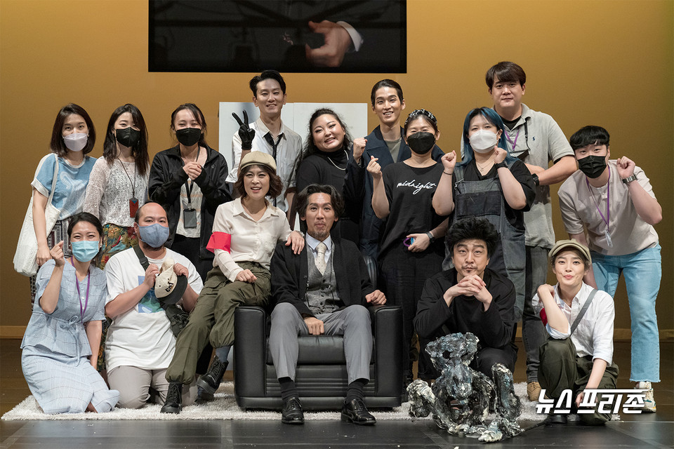 "개의 심장"을 함께 만든 사람들_음악감독(배승혜), 각색(고진), 조명디자이너(이혜지), 보르멘딸리(김태훈), 지나(김지유), 쉬본제로(김마로), 협력연출(양정현), 조연출(김승덕), 기획(씩밝몽키), 음향감독(rainbow99), 바젬스까야(서현성), 필립/연출(전중용), 분장/의상(전주영), 분장어시스턴트(이혜인), 샤릭(이의령), 빼스뜨루히나(김지연) /(사진=Aejin Kwoun)