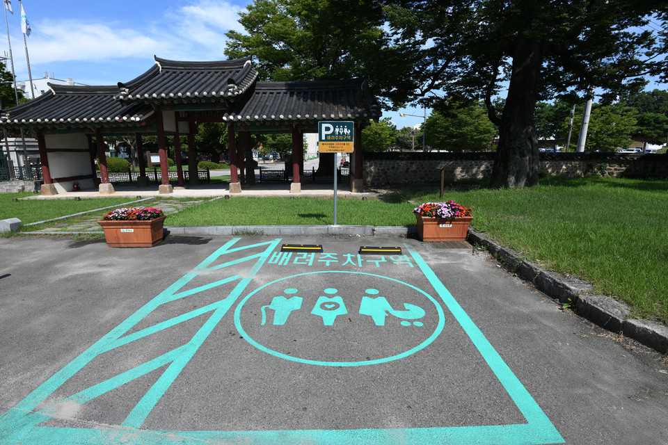 충남 홍성군이 사회적 교통약자들을 위한 배려주차장을 조성했다./ⓒ홍성군청