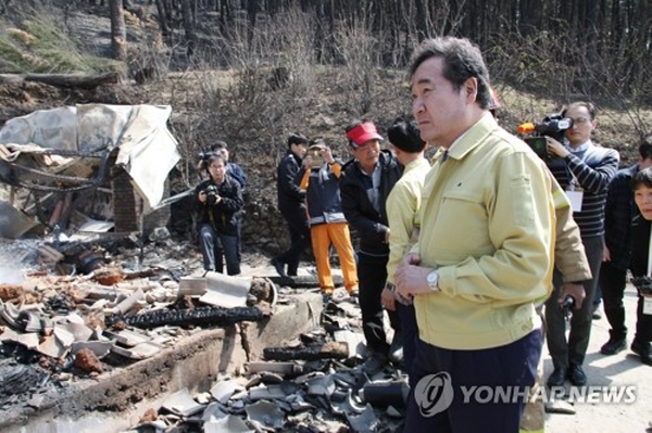 이낙연 전 더불어민주당 대표는 '월말 김어준' 인터뷰에서 지난 2019년 4월 총리로 재임하고 있을 당시 강원 고성 산불 관련 일화를 언급했었다. 당시 화재현장을 방문했던 이낙연 전 대표의 모습. 사진=연합뉴스