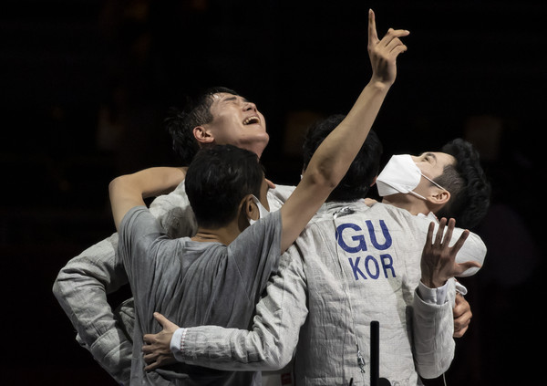 28일 일본 지바의 마쿠하리 메세에서 열린 도쿄올림픽 남자 펜싱 사브르 단체전 대한민국 대 이탈리아 결승전. 대한민국의 승리로 경기가 끝나자 선수들이 함께 기뻐하고 있다. 