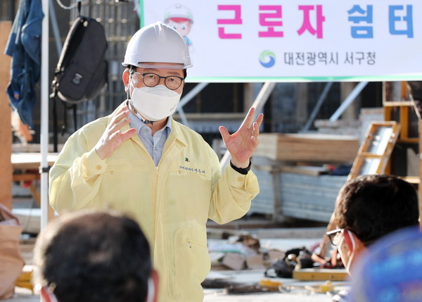 건축공사 현장을 방문한 장종태 서구청장이 폭염 대비 현황을 점검하고 공사관계자를 격려하고 있다./©서구