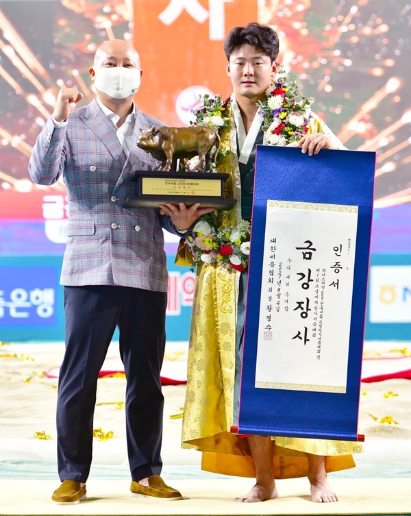 지난 4일 경남 고성군 고성국민체육센터에서 열린 ‘위더스제약 2021 민속씨름 고성장사씨름대회’에서 금강장사에 등극한  임경택 선수(오른쪽, 태안군청 씨름단 소속)가 기념사진을 찍고 있다./ⓒ태안군청