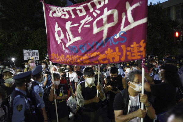 지난 8일 2020 도쿄올림픽 폐막식을 앞두고 있는 일본 도쿄 신주쿠 국립경기장 앞에서 올림픽 반대 시위가 벌어지고 있다.