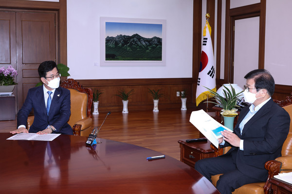 9일 국회를 방문한 허태정 대전시장이 박병석 국회의장을 만나 정부 예산안에 대전시 예산 반영을 요청하고 있다./©대전시