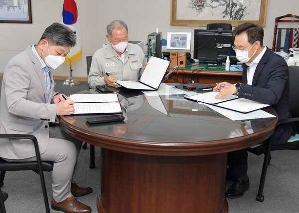 하병필 경남도지사 권한대행과 백두현 고성군수가 삼강엠엔티 송무석 대표이사와 투자협약서에 서명하고 있다. 경남도