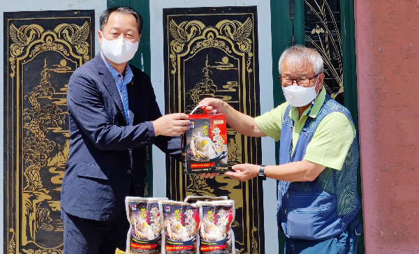 농협 김경태 축산지원부장이 포천시 가양1리 마을주민들에게 삼계탕을 전달하고 있다. /ⓒ농협