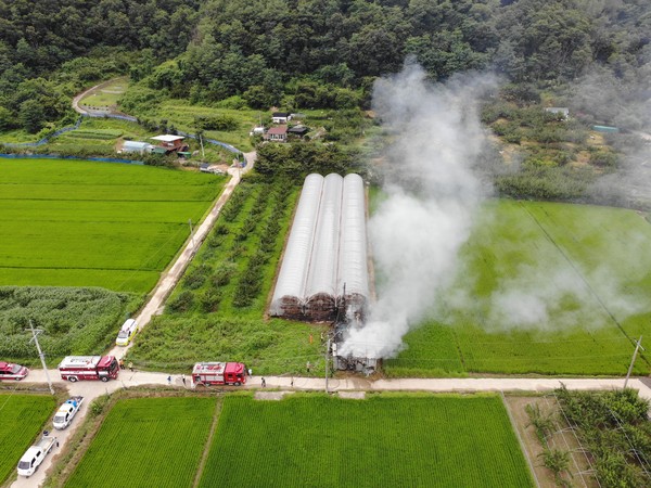 8월 10일 군위읍 내량리에서 발생한 비닐하우스화재 현장에서 소방드론을 투입하여 효율적으로 화재를 진압했다./ⓒ의성소방서