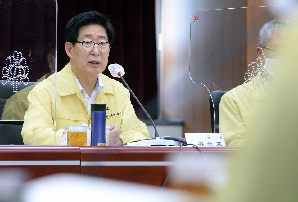 충남도는 10일 도청 대회의실에서 양승조 지사와 이필영·이우성 행정·문화체육부지사, 실국원본부장, 정책특별보좌관과 공공기관장 등 49명이 참석한 가운데 2022년 시책구상보고회를 개최했다./ⓒ충남도청