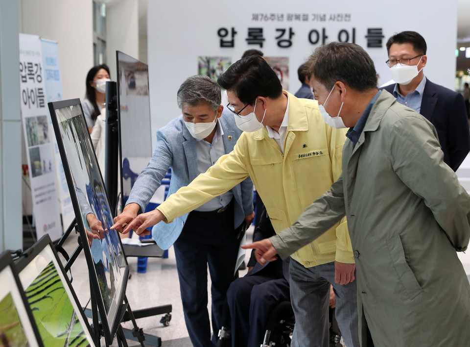 압록강아이들 사진전을 살펴보는 양승조 충남지사./ⓒ충남도청