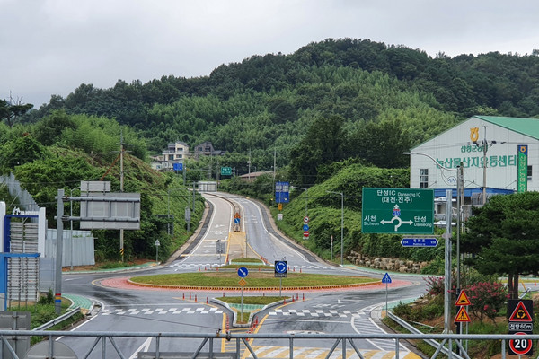 산청군 단성IC 입구 회전교차로 설치공사 완료    산청군