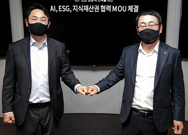 카카오 여민수 공동대표(왼쪽)와 SK텔레콤 유영상 MNO사업대표가 지난 3월 경기도 성남시에 위치한 카카오 판교 오피스에서 양사 핵심 ICT 자산을 우리 사회와 나누는데 뜻을 함께하고 관련 MOU를 체결하고 있다./ ⓒSK텔레콤