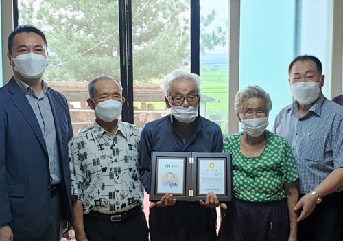 연천농협은 농협 창립 60주년 기념 최고령 조합원 100세 임헌범 어르신에 감사패를 전달했다고 12일 밝혔다. 사진제공=연천농협