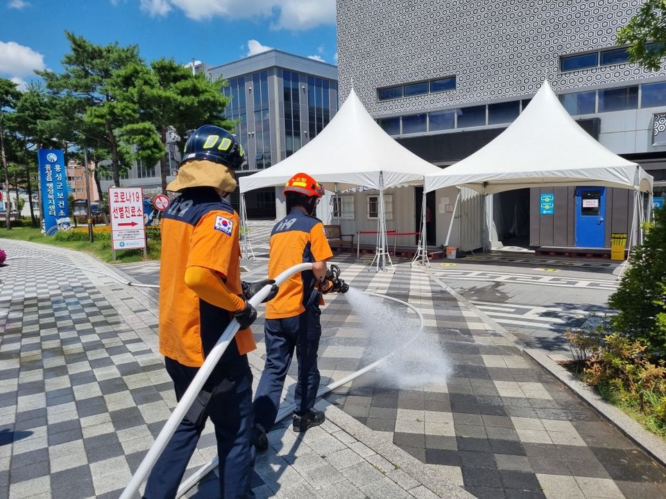 충남소방본부는 폭염으로부터 코로나19 선별진료소를 방문하는 도민과 의료진 보호를 위한 살수 지원이 큰 효과를 보고 있다고 13일 밝혔다./ⓒ충남도청