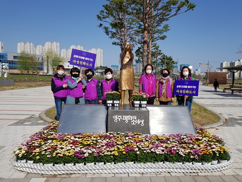 양주시(시장 이성호)는 오는 14일 ‘기림의 날’을 맞아 일본군 위안부 피해자의 존엄과 명예회복을 위해 양주평화의 소녀상 앞에 헌화 행사장을 조성·운영한다고 13일 밝혔다. 사진제공=양주시청