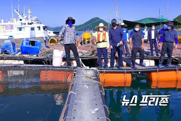 지난 6일 고수온으로 추정되는 양식장 어류폐사가 일어나자 권오봉 여수시장이 정확한 폐사원인과 피해규모를 파악하기 위해 개도 가두리 양식장을 찾아 어민들을 위로하며 지원방안과 근본적인 대책 방안 마련을 논의했다 / ⓒ 강승호 기자