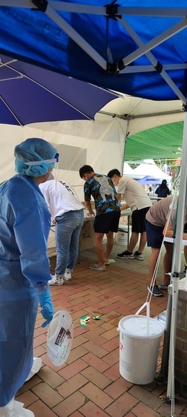 대구 달서구보건소에서 코로나19 선별검사를 받기 위해 주민들이 북새통을 이루고 있다.