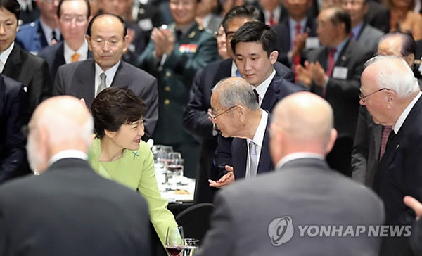 고 백선엽 장군은 독립군을 토벌한 '간도특설대' 출신으로 친일인명사전에도 이름을 올렸다. 지난 2013년 박근혜 정권 당시, 그와 박근혜가 만났던 모습. 사진=연합뉴스