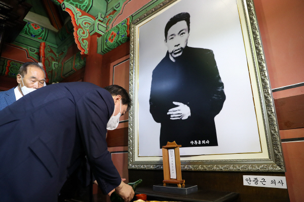 윤석열 전 총장의 대선캠프인 '윤석열 국민캠프'는 이날 페이스북에서 윤석열 전 총장이 효창공원에서 참배하는 모습을 공개했다. 캠프가 공개한 메인 사진을 보면, 윤석열 전 총장이 안중근 의사의 영정 앞에서 술을 따르는 모습이 나온다. 사진 = 윤석열 국민캠프 페이스북