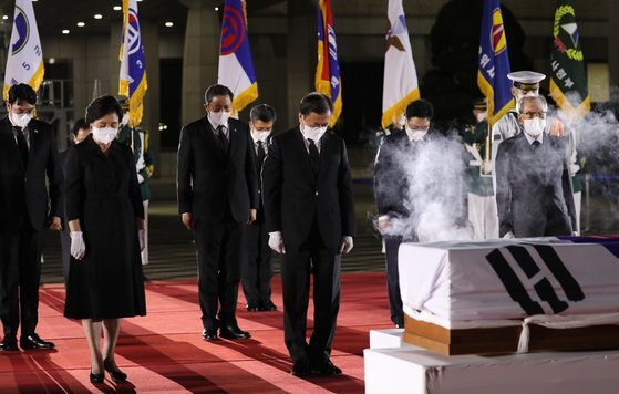 문재인 대통령과 김정숙 여사가 15일 일제강점기 봉오동 전투 승리를 이끈 홍범도 장군의 유해 봉환식이 열린 서울공항에서 홍범도 장군의 유해에 분향 후 묵념하고 있다. 연합뉴스