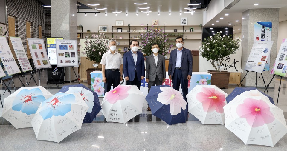 충남교육청은 청사에서 전 직원이 참석한 가운데 무궁화에 대한 인식 개선을 위한 '나라꽃 사랑의 날' 행사와 전시회를 진행하고 있다./ⓒ충남교육청