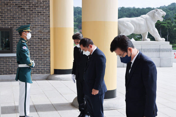 17일 오전 국립대전현충원을 찾은 허태정 대전시장이 서거 78년 만에 고국에 돌아온 홍범도 장군을 추모하고 있다.