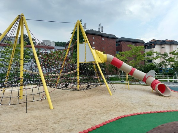 용인시는 기흥구 공세동 일대 한일마을에 관내 처음으로 주민참여형 어린이놀이터 조성을 완료했다./ⓒ용인시