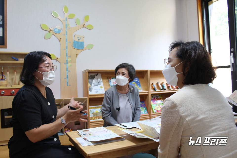 더불어민주당 대선경선 주자 이낙연 후보의 부인 김숙희 씨가 17일 오후 충남아이키움뜰을 방문했다./ⓒ박성민기자