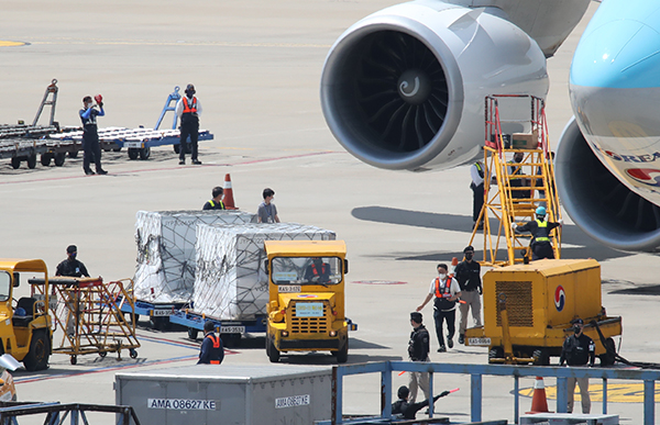 지난 7일 오후 영종도 인천국제공항 화물터미널에서 관계자들이 모더나 백신 130만3000회분을 옮기고 있다.