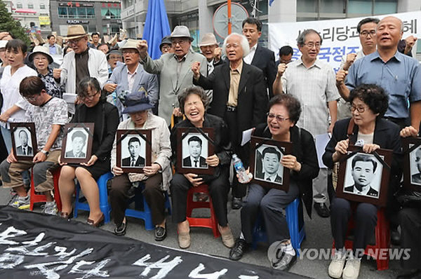 박정희 유신독재 시절 벌어진 인혁당 재건위 사건은 역대 최악의 간첩조작 사건이라 할 수 있으며, '세계 최악의 사법살인'으로 꼽힌 현대사 최악의 사건 중 하나다.  피해자 8인은 대법원에서 사형선고를 받은 지 불과 18시간만에 형장의 이슬이 됐다. 2012년 9월 박근혜의 "대법원 판결이 두 개" 발언에 항의하는 인혁당 사건 피해자 유족들의 모습. 사진=연합뉴스