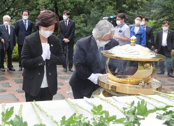 추미애 전 법무부 장관이 김민웅 경희대 교수와 함꼐 18일 오전 국립서울현충원 김대중 전 대통령 묘역에서 참배하고 있다. 국회사진기자단