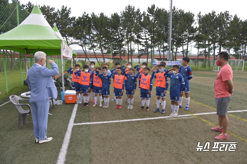 [보령=뉴스프리존] 박한복기자= 충남 보령시 대천초등학교 유소년 축구팀이 18일 오후 보령시시설관리공단에서 열린 박지성 전 국가대표 축구선수와 함께하는 ‘만세보령머드 JS컵 U12&11 한국유소년축구대회’에서 승리를 다짐하고 있다./ⓒ박한복기자