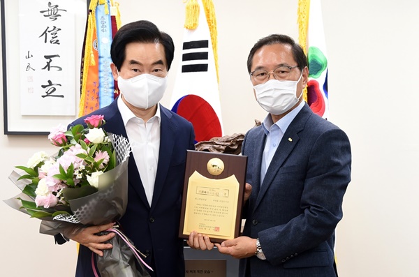 의정붓시는 안병용 시장이 지난 17일 한국공공자치연구원 주관 한국지방자치경영대상 최고경영자상을 수상했다고 18일 밝혔다. 사진제공=의정부시청