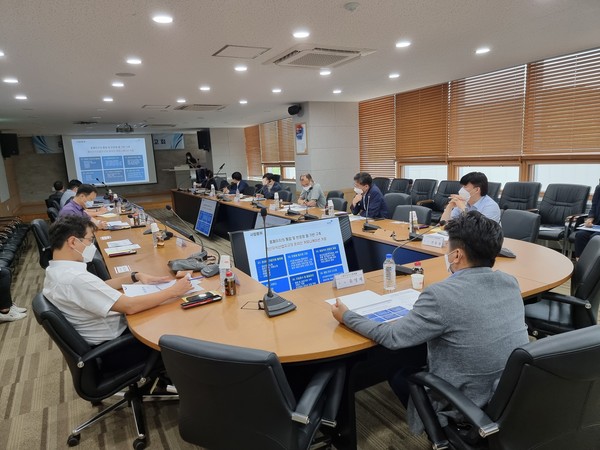 19일 오후 한국생산기술연구원 건설기계기술센터에서 온라인 기업지원 플랫폼 구축 착수 보고회를 개최하고 있다.