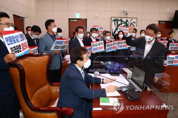 19일 도종환 국회 문화체육관광위원장이 언론중재법 개정안을 의결하려 하자 이달곤 국민의힘 간사(오른쪽)와 의원들이 저지를 시도하고 있다. (사진=연합뉴스)