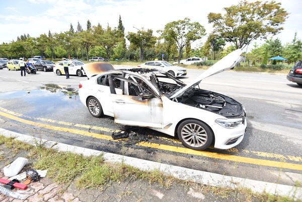 19일 오후 1시 27분쯤 대전시 유성구 봉명동 가천대로 부근 도로를 지나던  BMW 승용차에서 불이 나 10여분만에 진화됐다./ⓒ대전 유성소방서