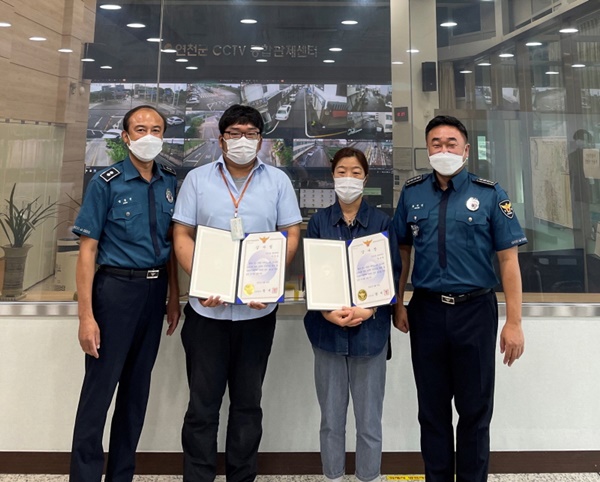 연천경찰서(서장 황세영)은 평소 각종 범죄예방과 범인검거에 기여한 공로로 연천군청CCTV통합관제센터 관제팀장(박미영)과 관제요원(이상훈)에게 감사장을 수여했다고 20일 밝혔다, 사진제공=연천경찰서