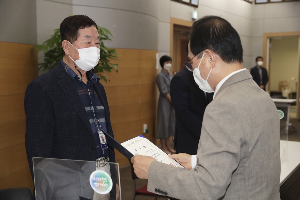 박상돈 천안시장(오른쪽)이 제4기 청렴시민감사관에 위촉장을 수여하고 있다./ⓒ천안시