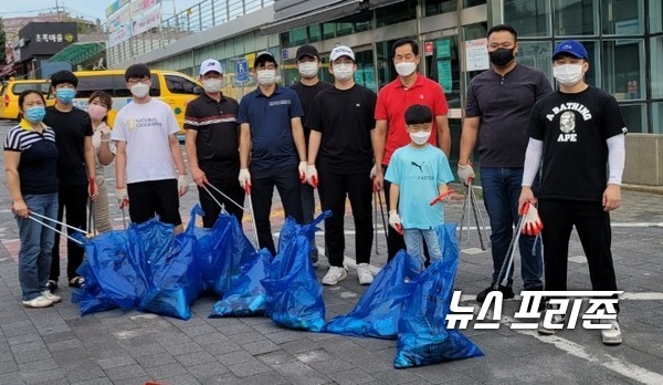 22일, 순수사랑봉사단이 광양읍 시가지 환경정화활동을 마치고 기념촬영을 하고 있다 / © 김영만 기자