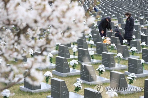 1948년 제주 4.3항쟁은 보도연맹 사건과 여순사건 등과 함께 이승만 정권에서 일어난 대표적 민간인 학살사건 중 하나다. 당시 제주도민 수만 명이 억울하게 희생됐다. 사진=연합뉴스