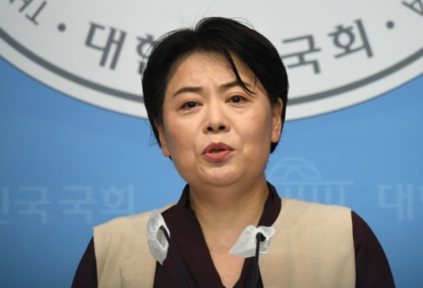 국민의힘  윤희숙 의원은 25일 오전 국회 소통관에서 기자회견을 갖고 대통령 경선을 멈추고 국회의원직 사퇴를 선언했다.(사진=연합뉴스)