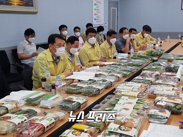 밀양시 스마트팜 관계자들의 회의 모습ⓒ밀양시