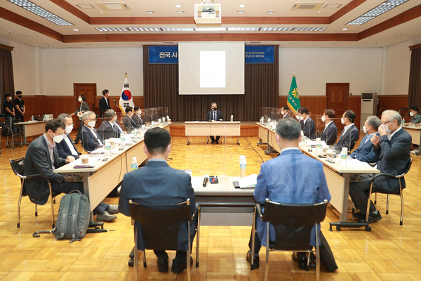 김현태 전국자치경찰위원장협의회 초대 회장이 회의를 주재하고 있다. 경남도