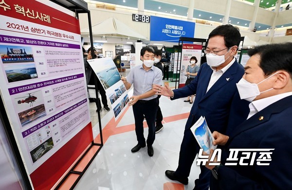 박남춘 인천시장이 신은호 인천시의회 의장, 안병배 인천시의원 등과 함께 인천시청 로비에서 진행 중인 ‘인천 혁신주간 우수혁신사례전시’를 관람하고 있다. / ⓒ 박남춘 페이스북