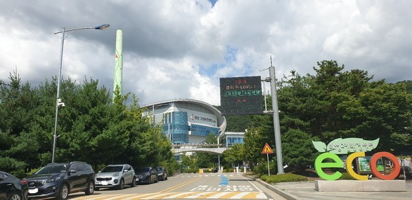 화성시 봉담읍 하가등리 107-1 소재 화성그린환경센터, 화성지역과 오산지역 100만 인구의  생활폐기물을 1일 300톤을 처리중이다. 하지만 지난 7월 주민들에 의해 의료폐기물과 플라스틱 등이 발견되자 반입량을 감소하는 패널티가 적용되었고, 제때 처리되지 못한 폐기물에서 악취가 발생하는 등 복합민원으로 발생중이다./뉴스프리존db