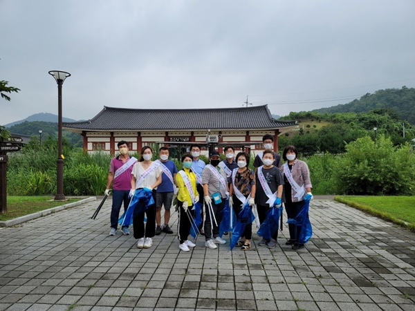 양주시는 지난 26일 남면 주민자치위원회(위원장 양형규)가 조소앙선생 기념공원에서 깨끗한 남면 만들기 캠페인을 실시했다고 27일 밝혔다. 사진제공=양주시청