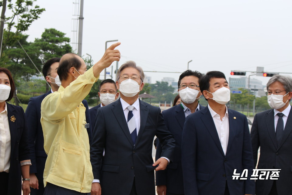 [내포=뉴스프리존] 박성민기자= 더불어민주당 대선 경선 후보인 이재명 경기도지사가 28일 충남도청 소재지인 내포신도시 충남도서관에 방문했다./ⓒ박성민기자